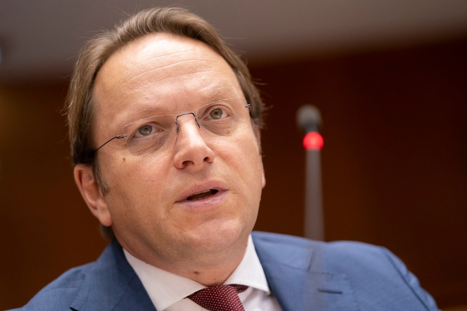 Čak 70 zastupnika Evropskog parlamenta traži smjenu Varhelyija - slika 1